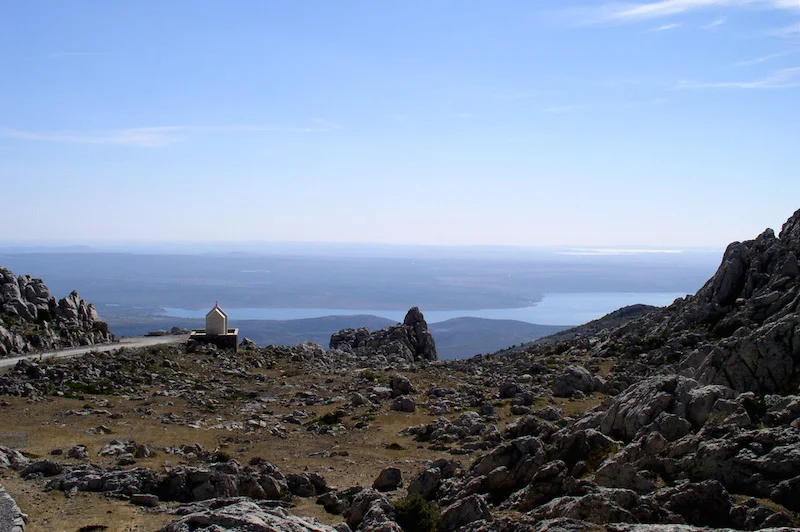 Velebit pohľad na kaplnku a more