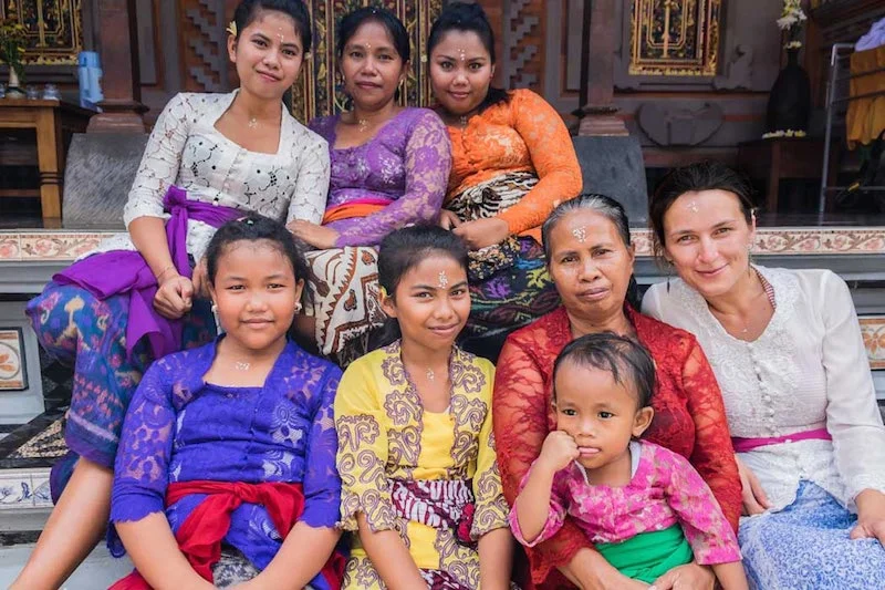 Ivana s hosťujúcou rodinou na Bali