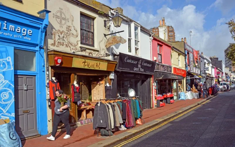 Brighton Lanes ulička s obchodíkmi