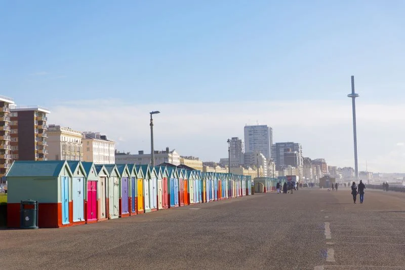 Brighton promenáda pláž s farebnými domčekami.